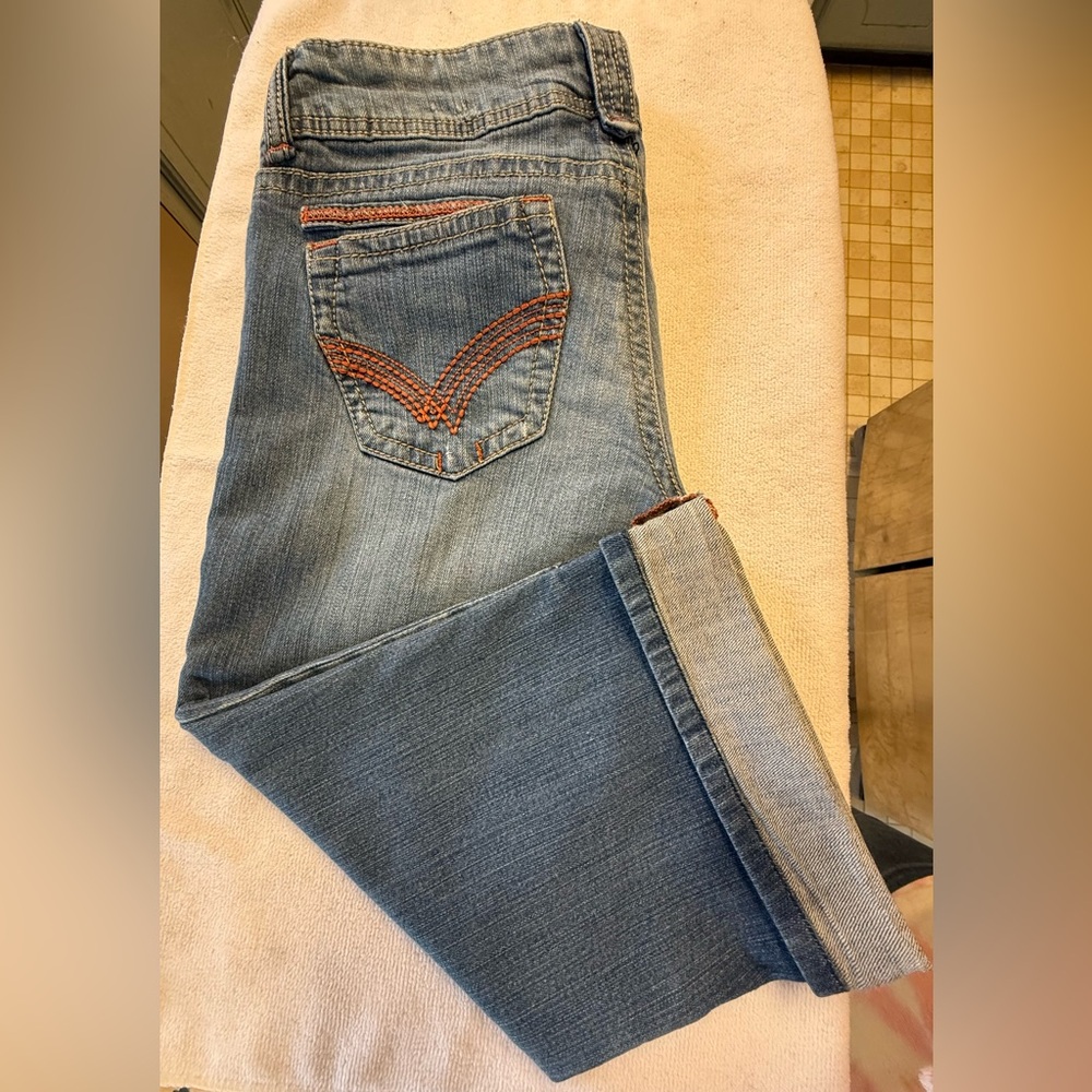 Sequin Hearts Women's Medium Blue Lightly Distressed, Cuffed Mid-Rise Capris. ♥️